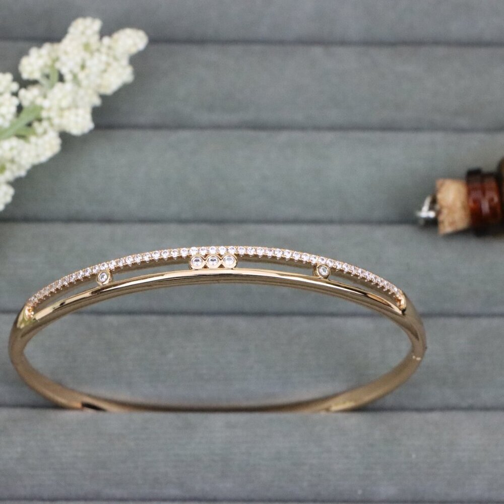 Elegant Rose Gold Plated Bangle with Crystal Detailing, XPBL0568